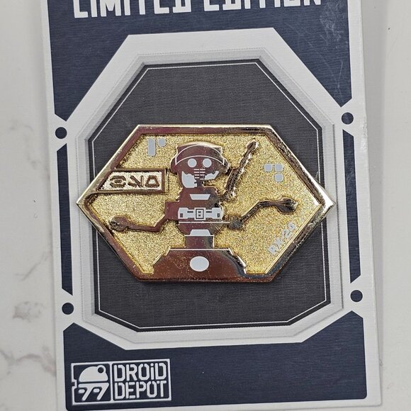 DISNEY WORLD STAR WARS GALAXY'S EDGE gold Rex DROID DEPOT LIMITED EDITION PIN - Picture 2 of 3
